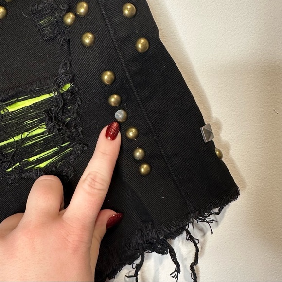 BLANK NYC Heavy Studded Destroyed Hi-Rise Denim Black Raw Hem Shorts Size 28 - Picture 9 of 10